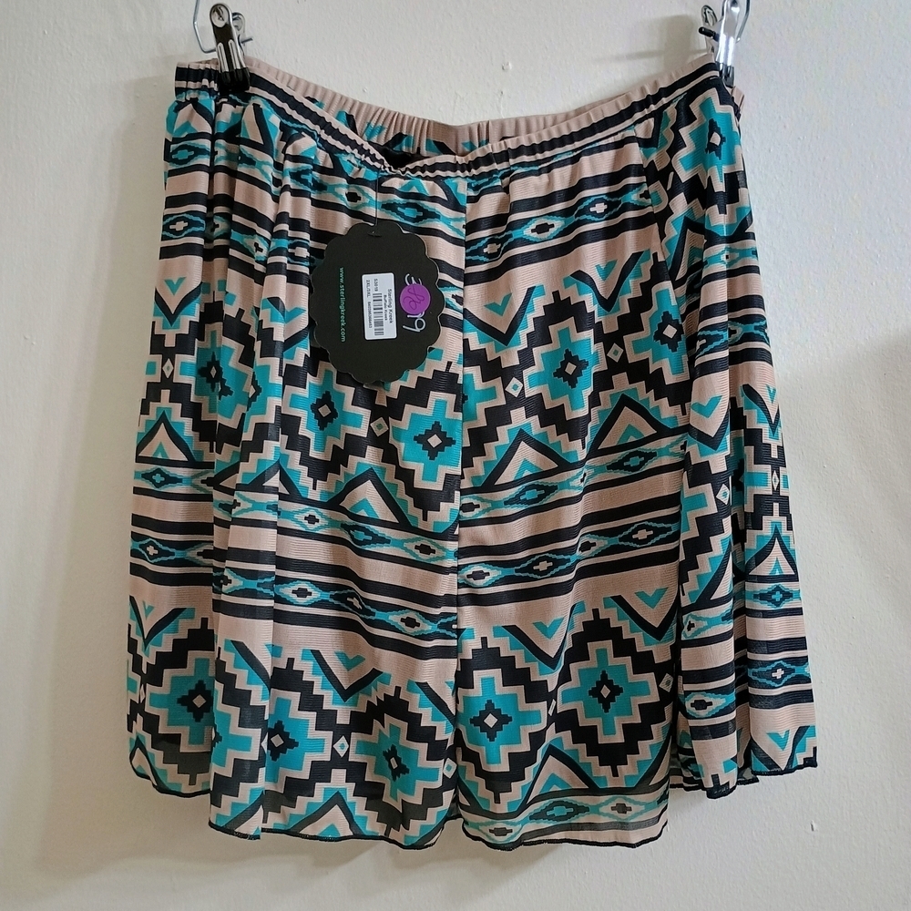 Geometric Patterned Mini Skirt in Black and Cream